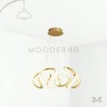 Luminaria Edith Gold colgante con acabado dorado sobre fondo blanco.