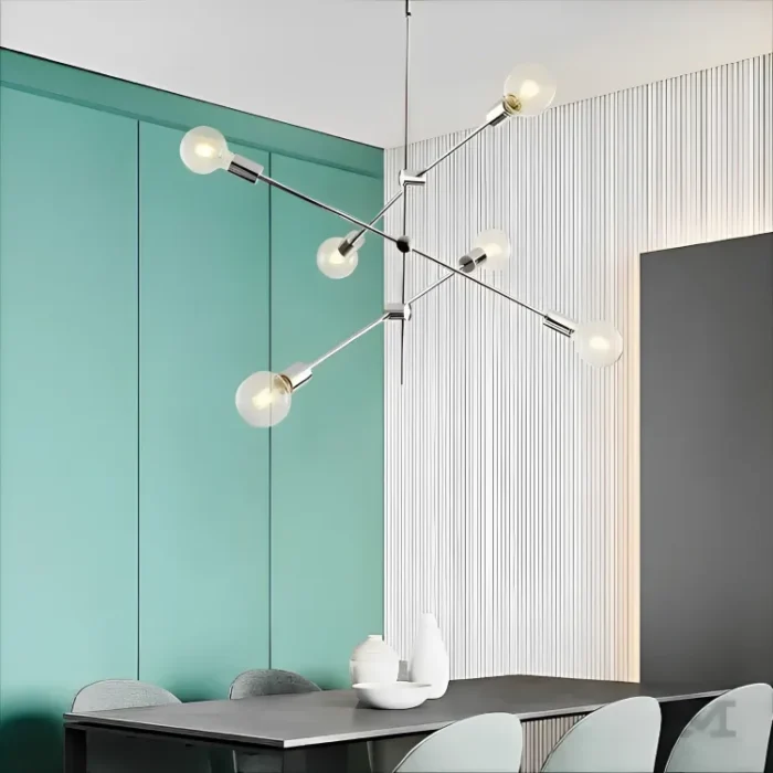 Luminaria Saku Platinium sobre comedor moderno con sillas rojas.