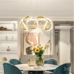 Comedor decorado con planta y elementos naturales.