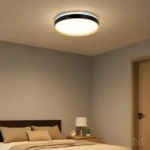 Vista cercana de la luminaria Diane Black and Gold encendida. Se aprecian los materiales de alta calidad, la textura satinada del marco y la difusión uniforme de la luz LED. Ideal para resaltar la sofisticación del acabado dorado en contraste con el negro.