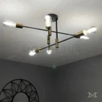 Detalle de la estructura metálica negra con brazos dorados.