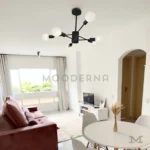 La Daphne Black encendida sobre una sala moderna.