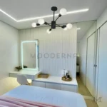 Ambiente de habitación más amplio con la luminaria encendida.