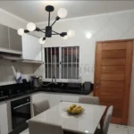 Vista lateral en sala con decoración cálida y moderna.