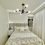 Daphne Black instalada en dormitorio moderno.