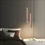 Ubicada al lado de la cama como luz colgante.