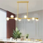 Instalada en comedor con cortinas y plantas decorativas.