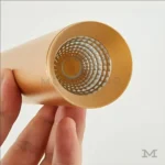 Detalle inferior del aro emisor de luz LED.