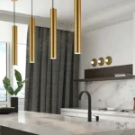 Vista lateral con luminarias encendidas.