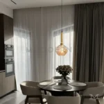 La luminaria Vera Gold sobre una mesa de comedor.