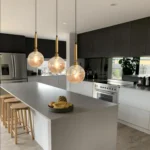 Instalada sobre barra con sillas altas de cocina abierta.