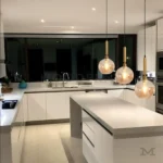 Otra vista en barra con luz encendida y decoración de fondo.