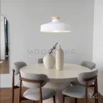 Instalada sobre mesa de comedor redonda.