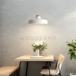 Vista lateral en comedor iluminado.