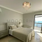 Dormitorio con fondo claro y mobiliario neutro.