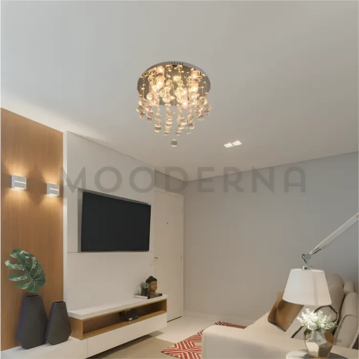 Ambiente moderno con sillas blancas y pared clara.