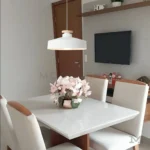 En mesa rectangular con varios puestos.