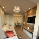 Sala elegante con detalles en beige y marrón.