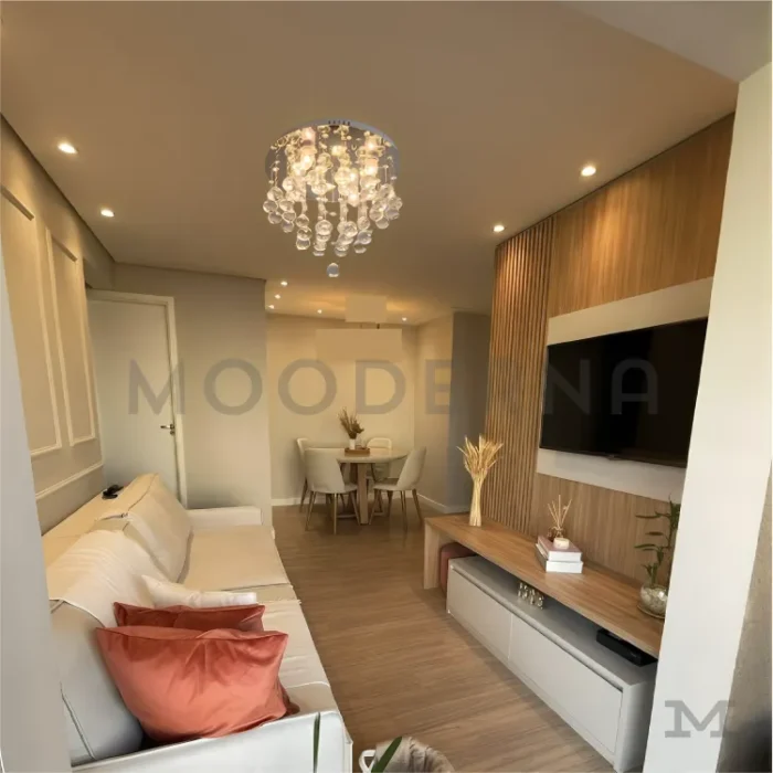 Sala elegante con detalles en beige y marrón.