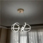 Ambiente amplio con luminaria Beatriz Golden encendida.