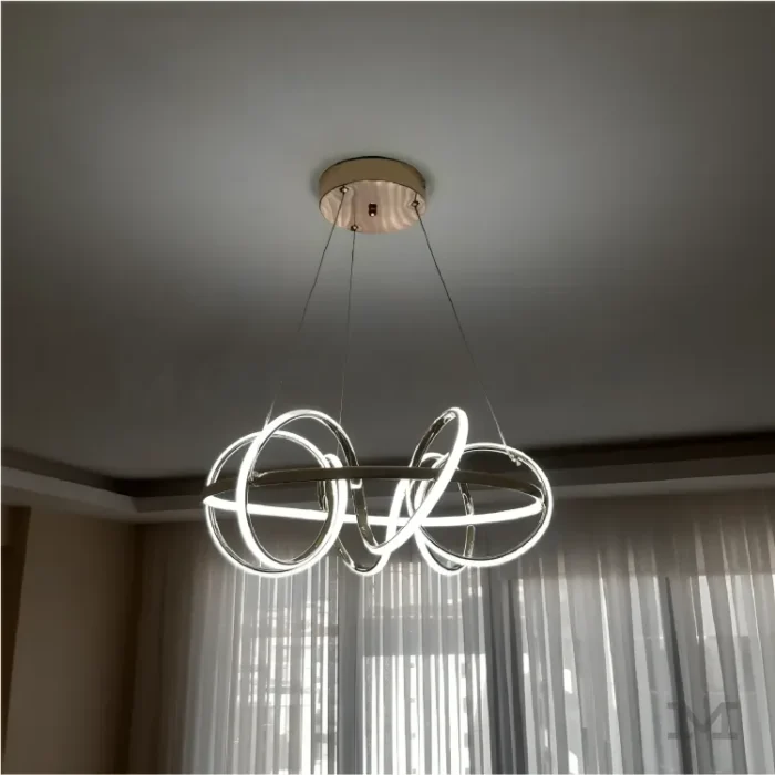 Ambiente amplio con luminaria Beatriz Golden encendida.