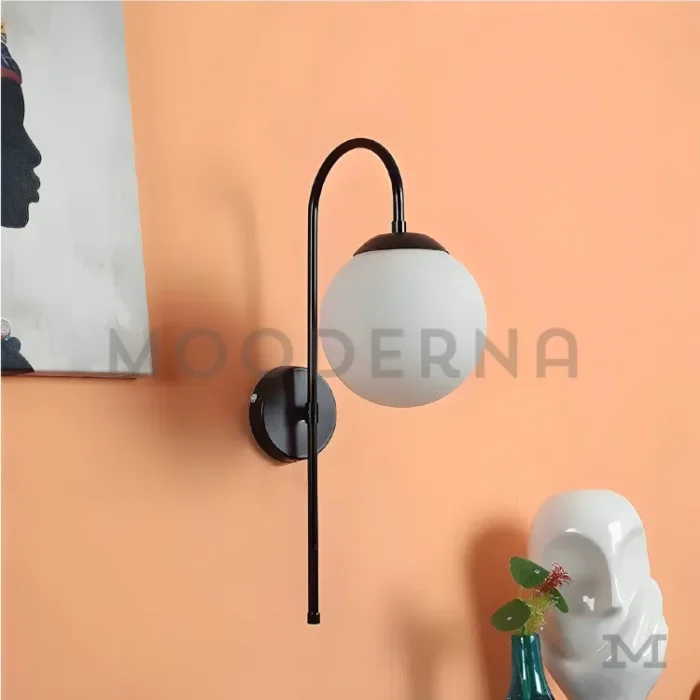 Luminaria encendida en espacio moderno con muebles claros.