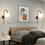 Instalada en habitación junto a la cama como lámpara de noche.