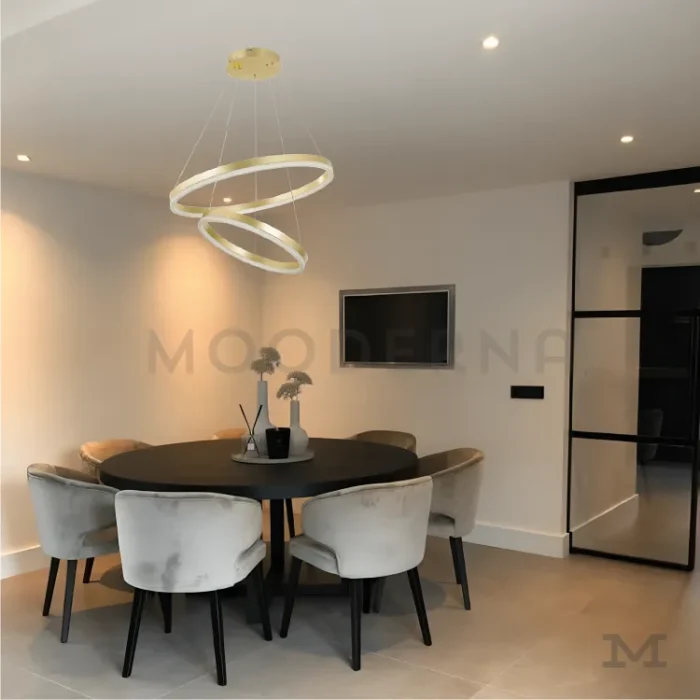 Comedor moderno con luminaria Billy Golden encendida.