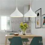 Vista en comedor iluminado con luz neutra.