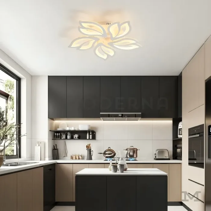 Cocina iluminada con diseño moderno y funcional.