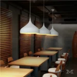 Instalada sobre barra de restaurante con iluminación cálida.