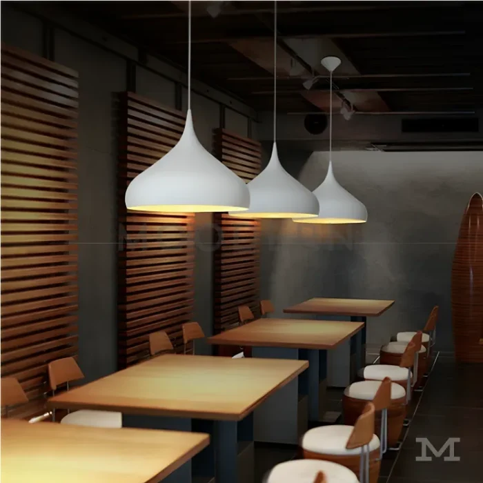 Instalada sobre barra de restaurante con iluminación cálida.