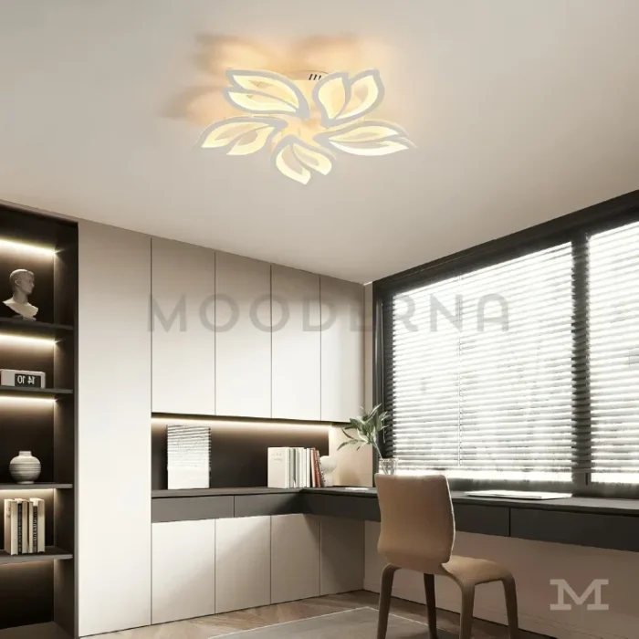 Cocina iluminada con diseño moderno y funcional.