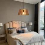 Instalada sobre cama en habitación moderna.