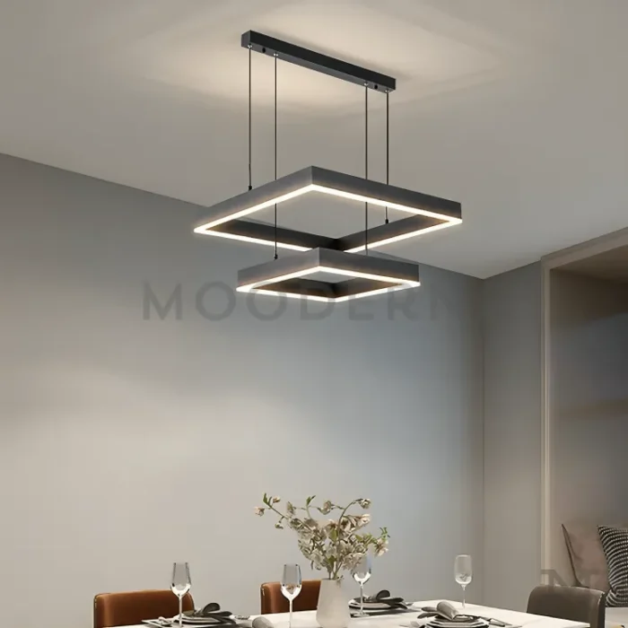 Ambiente comedor en plano abierto con luz neutra encendida.