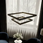 Instalada en comedor elegante con sillas claras y cortinas.