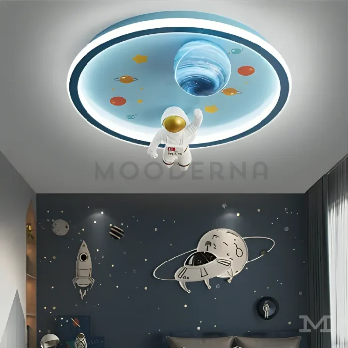 Vista de ambiente con cama, cortinas azules y mural espacial.