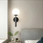 Aplique Ana Black en una habitación con cortinas oscuras.