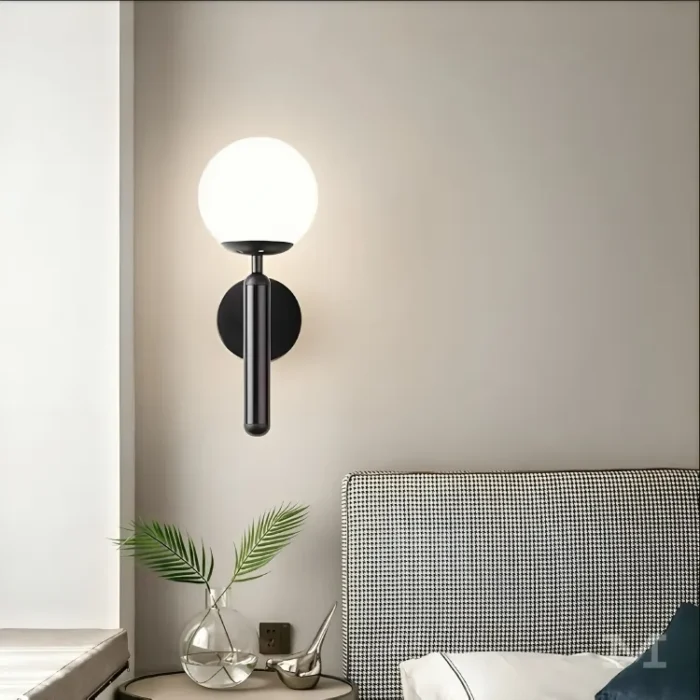 Aplique Ana Black en una habitación con cortinas oscuras.