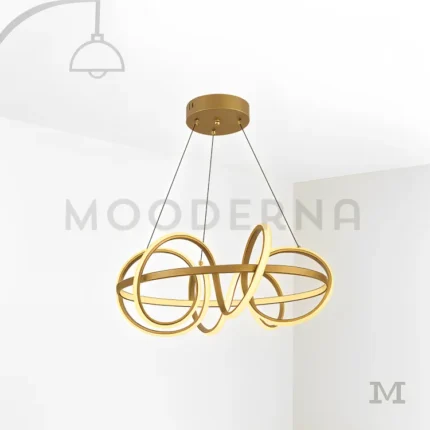 Luminaria Beatriz Golden suspendida con fondo blanco.