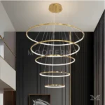 Lámpara Alaska Gold instalada en sala de estar elegante con decoración contemporánea.