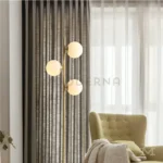 Iluminación cálida de la lámpara Darla en dormitorio minimalista.