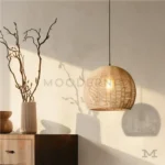 Lámpara Mariana colgante sobre sala con decoración natural