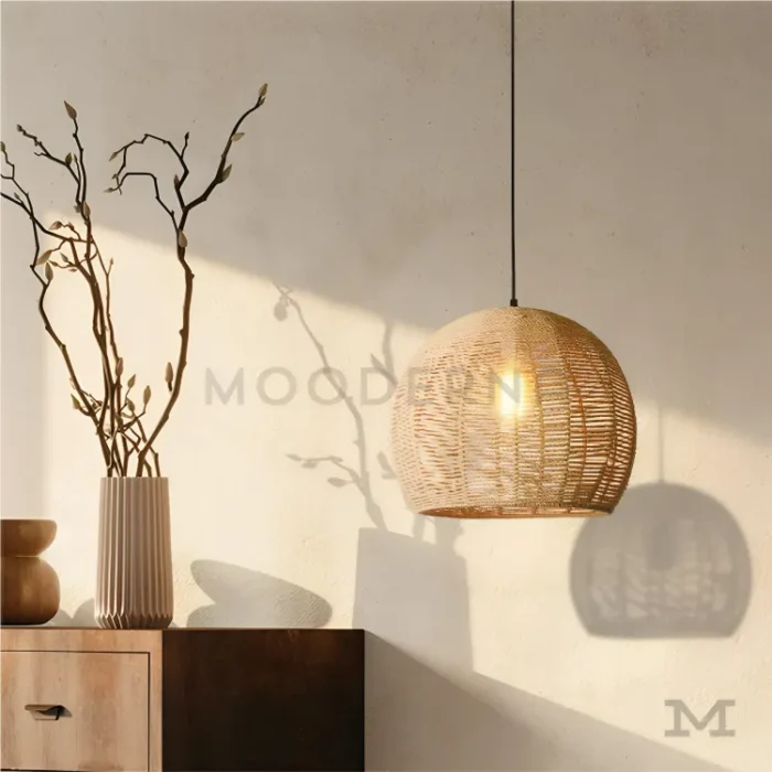 Lámpara Mariana colgante sobre sala con decoración natural