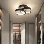 Instalada en habitación con muebles claros y techo bajo.