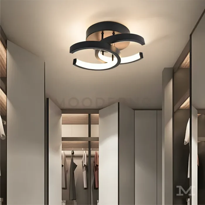 Instalada en habitación con muebles claros y techo bajo.