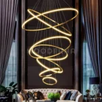Lámpara Ámbar Gold iluminando ambiente amplio con techo alto.
