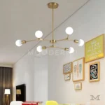 Luminaria Megumi Gold instalada en sala con tonos neutros.