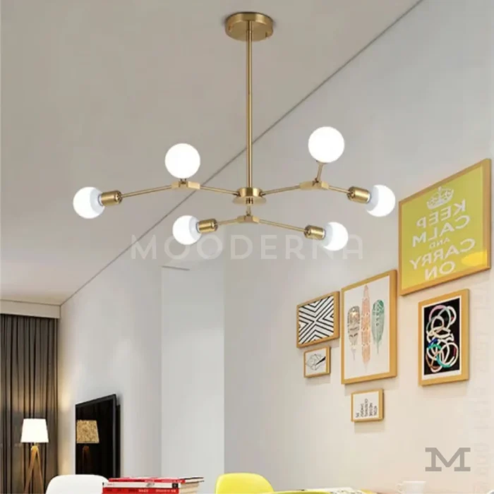 Luminaria Megumi Gold instalada en sala con tonos neutros.