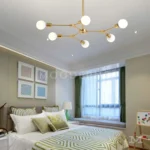 Lámpara Megumi Gold en dormitorio con luz cálida encendida.